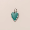 Detail van een blauwgroene emaille hart hanger met zilveren randen voor DIY sieraden - Meergroen Hart