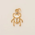 Colgante de escarabajo dorado con esmalte blanco y detalles de circón brillante en beige - Colgante de Escarabajo Blanco