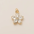 Detalle del colgante de flor de 5 pétalos en cobre chapado en oro 18K y cristal claro - Colgante de Flor de Cristal