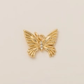 Detalle macro de un colgante de mariposa bañado en oro de 18K con diamantes de imitación - Colgante De Mariposa