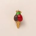 Vue détaillée du pendentif cornet de glace tricolore plaqué or 18k avec émail coloré - Pendentif Crème Glacée Multicolore