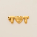 Detalle macro del colgante de corazón dorado T-T con textura y baño de oro de 18K - Corazón