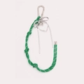 Dettaglio portachiavi fai-da-te verde intrecciato con fiocco argento e cuore - Stile Cuore Intrecciato Verde Smeraldo