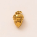 Gros plan du pendentif gland plaqué or 18 carats montrant la calotte et la finition - Pendentif pomme de pin