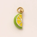 Détail d'un pendentif en forme de tranche de citron vert émaillé avec anneau doré 18K - Pendentif Orange
