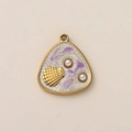 Detail eines 18K Gold-Dreieck-Anhängers mit lila Marmorierung, Emaille und Kunstperlen - Lila Muschel Perle Anhänger