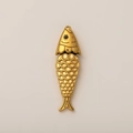 Detailansicht des 18K Gold Fisch-Anhängers mit Schuppentextur und schwarzem Stein - Kleiner Fisch-Anhänger