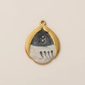 Artistieke goudkleurige druppelhanger met zwart-wit emaille marmering en kleine parels - Zwart Zeepaardje Hanger Zonder Ketting