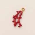 Vista dettagliata del ciondolo a lettera A stile corallo rosso con anello placcato oro 18K - Ciondolo Corallo Rosso