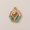 Detail eines farbigen Emaille-Anhängers mit 18K Gold-Seestern-Relief und Aufhängung - Muschel Rosa Anhänger