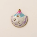 Detail van een schelphanger met kleurrijk emaille en drie glanzende witte parels - Paarse Parel Hanger Zonder Ketting