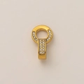 Dettaglio di una chiusura placcata oro 18K con file di scintillanti zirconi bianchi - Ciondolo con strass