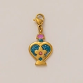 Detail eines 18K vergoldeten Herzanhängers mit blauem Glitzer und rosa Kristallblume - Blauer Herzanhänger
