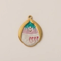 Gedetailleerde macro-opname van een 18K vergulde druppelhanger met kleurrijke emaille texturen - Roze Zeepaardje Hanger Zonder Ketting