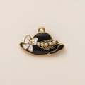 Dettaglio di un ciondolo a cappello dorato con smalto nero, fiocco e perle finte - Pendente Cappello Nero