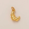 Vista detallada del colgante de croissant en latón chapado en oro de 18K con textura - Colgante de Cruasán