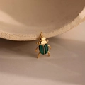 Colgante de escarabajo dorado con malaquita verde a rayas y baño en oro de 18K - Colgante de escarabajo