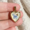 Detail van 18K gouden hart medaillon met blauwe vlinder en S925 gravure - Blauwe Vlinder Hart Hanger Zonder Ketting