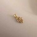 Colgante mano de fátima dorado con circonitas blancas incrustadas y baño de oro 18K - Colgante Mano de Fátima