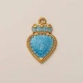Dettaglio del ciondolo a cuore con corona placcato oro 18K con smalto blu e texture - Ciondolo Cuore Blu