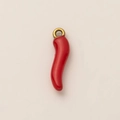 Dettaglio ravvicinato di un ciondolo a peperoncino rosso 3D con anello oro 18K - Ciondolo al Peperoncino