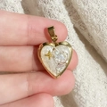 Detail van een 18K gouden hartmedaillon met vlindervleugel en parelmoer inlegwerk - Witte Vlinder Hart Hanger Zonder Ketting