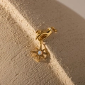 Colgante mano dorada con estrella, piedra de ópalo central y detalles de circonita - Colgante de Dedo Floral