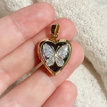 Vintage 18K gouden hart medaillon hanger met een iriserend vlindermotief ontwerp - Zwarte Vlinder Hart Hanger Zonder Ketting