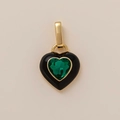Detalle de colgante de corazón con esmeralda verde y esmalte negro bañado en oro de 18K - Colgante de Corazón Negro