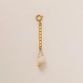 Detail van elegante schelphanger met gouden randen en fijne gouden ketting voor sieraden - Kleine Wulk Hanger (JXNK251116Q)