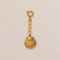 Detail van een 18K vergulde roestvrijstalen schelphanger met een veerringslotje - Schelp Hanger