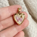 Detail van een 18K gouden hart-medaillon met roze glittervlinder en steraccenten - Roze Vlinder Hart Hanger Zonder Ketting