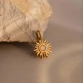 Colgante sol chapado en oro 18K con una piedra de ópalo central - Colgante de Rayos de Sol
