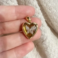 Gros plan détaillé d'un pendentif en cœur avec un relief de papillon 3D complexe dedans - Pendentif Cœur Papillon Marron Seul (Sans Chaîne)