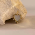 Colgante de corazón en oro de 18K con opale blanco y rayos de sol de circón - Colgante de Corazón de Concha Blanca