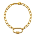 Detalle del colgante mosquetón dorado con grabado solar en la cadena de eslabones gruesos - Pulsera de Clip con Emblema de Sol