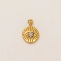 Dettaglio macro di un ciondolo Evil Eye dorato con strass chiari e motivi radiali - Occhio Onniveggente (Intarsiato di Strass) / Oro