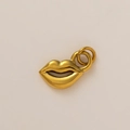 Vista detallada del colgante de labios chapado en oro de 18K con anillos dobles para joyas - Colgante de Labios Dorados / Dorado