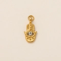 Dettaglio del ciondolo mano di Fatima placcato oro 18K con zircone centrale lucente - Mano dell'Occhio del Male (Intarsiata di Strass) / Oro