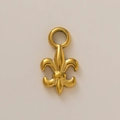 Detail van een 18K vergulde roestvrijstalen fleur-de-lis hanger voor doe-het-zelf sieraden - Franse Lelie Hanger