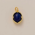 Detail van 18K vergulde hanger met ovale lapis lazuli steen in vintage ontwerp - September