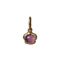Nahaufnahme des 18K Gold-Blumenanhängers mit pinkem Edelstein und Emaille-Finish - Juni (Silberfarbe)