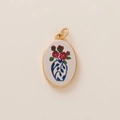 Dettaglio del ciondolo ovale dorato con motivo floreale in porcellana stile vintage - Ciondolo Bouquet di Rose