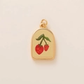 Dettaglio di un ciondolo a fragola ad arco con placcatura in oro e motivo floreale rosso - Ciondolo Fragola Rosso Brillante