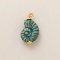 Dettaglio del pendente nautilus blu con inserti placcati oro e anello di chiusura - Ciondolo Conchiglia Ciano