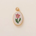 Dettaglio del ciondolo a fiore ovale placcato in oro con petali rosa e foglie verdi - Ciondolo a Fiore