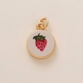 Détail d'un pendentif fraise plaqué or avec une texture mate de couleur crème - 17 Fraise Ronde