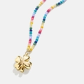 Collier de perles colorées avec pendentif trèfle doré et perles rondes vibrantes - Fleur Corde Colorée