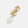 Porte-clés doré avec pendentif cœur blanc translucide et breloques en métal - 3 Cœurs