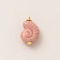 Dettaglio di un ciondolo a conchiglia rosa con cappucci dorati e anello per appenderlo - Pendaglio Conchiglia Rosa